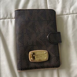Michael Kors, Passport wallet